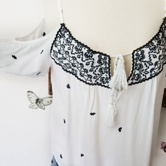 Boho white cold shoulder embroidered summer top - Picture 1 of 6